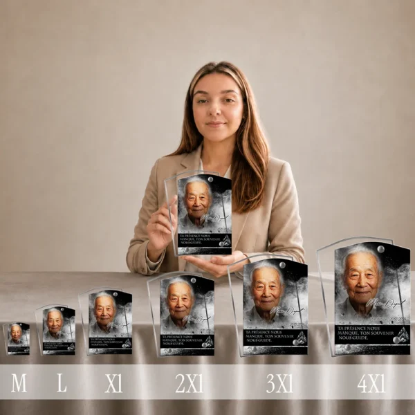 Gamme de plaques funéraires rectangles en plexiglas argenté, du format M au 4XL, avec portrait et paysage montagnard, présentées côte à côte pour comparaison des dimensions