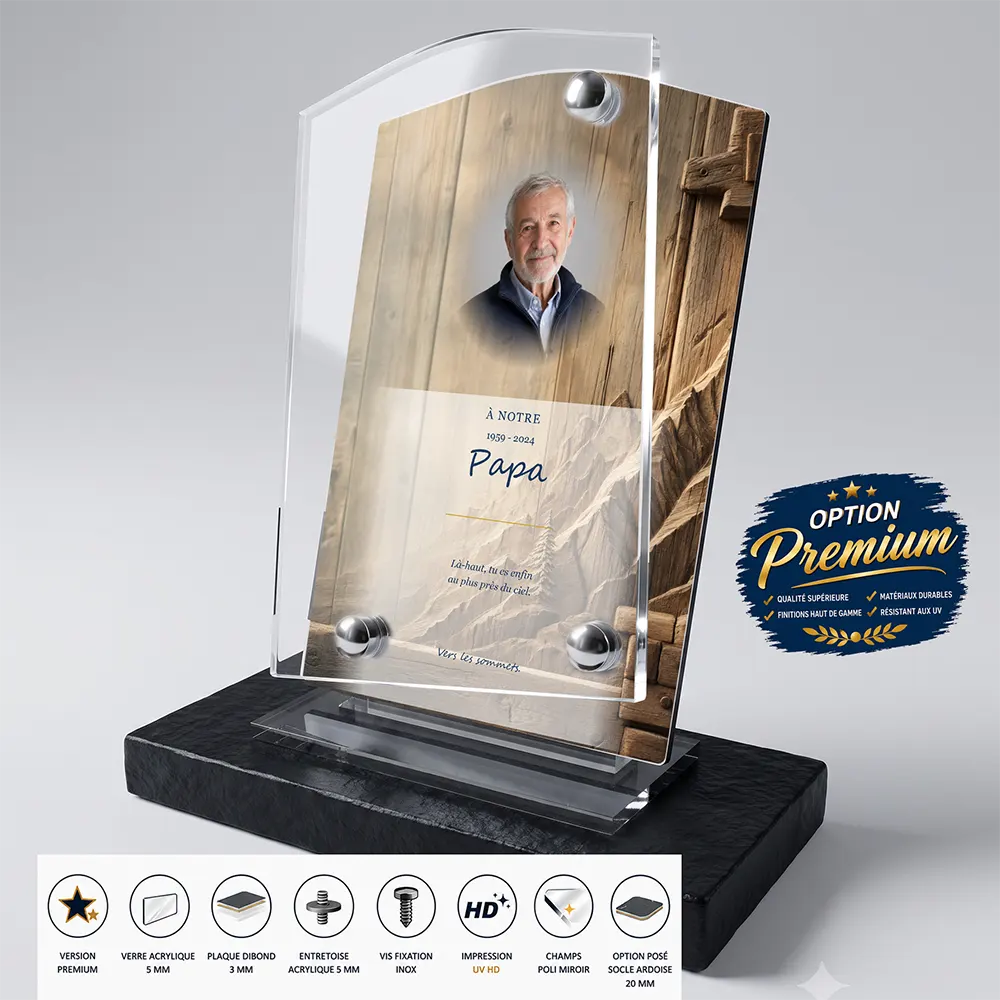 Plaque funéraire stèle Montagne finition premium présentée sur socle en ardoise