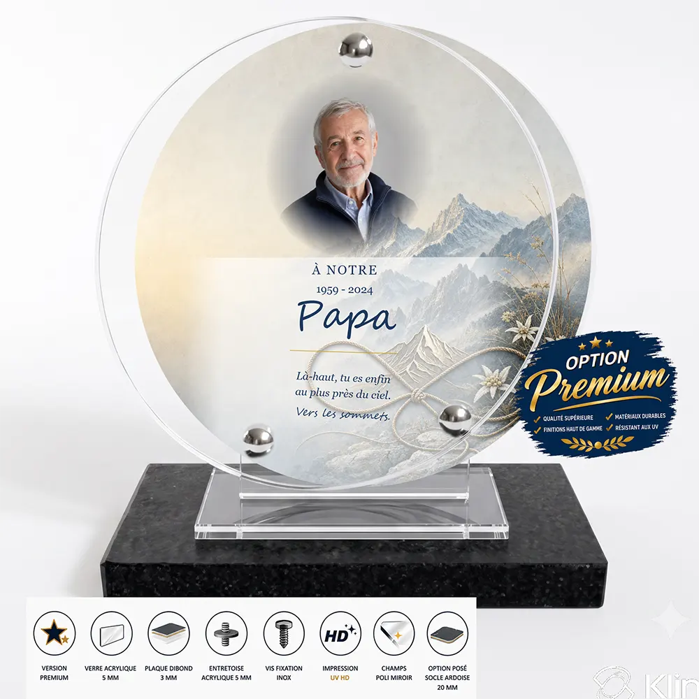 Plaque funéraire circulaire Montagne finition premium présentée sur socle en ardoise