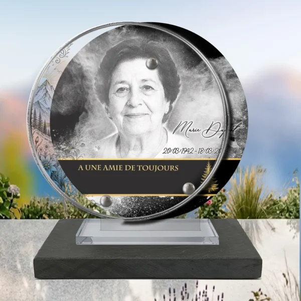 Plaque funéraire médaillon rond montagne posée sur socle ardoise du Brésil, fixation inox, 1er sous-décor