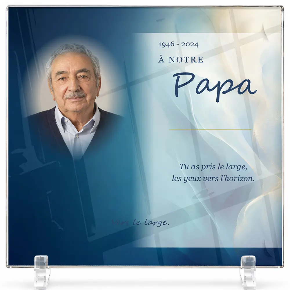 Plaque funéraire carré Mer personnalisée — portrait, texte libre et fond au choix, présentée sur pied plexi