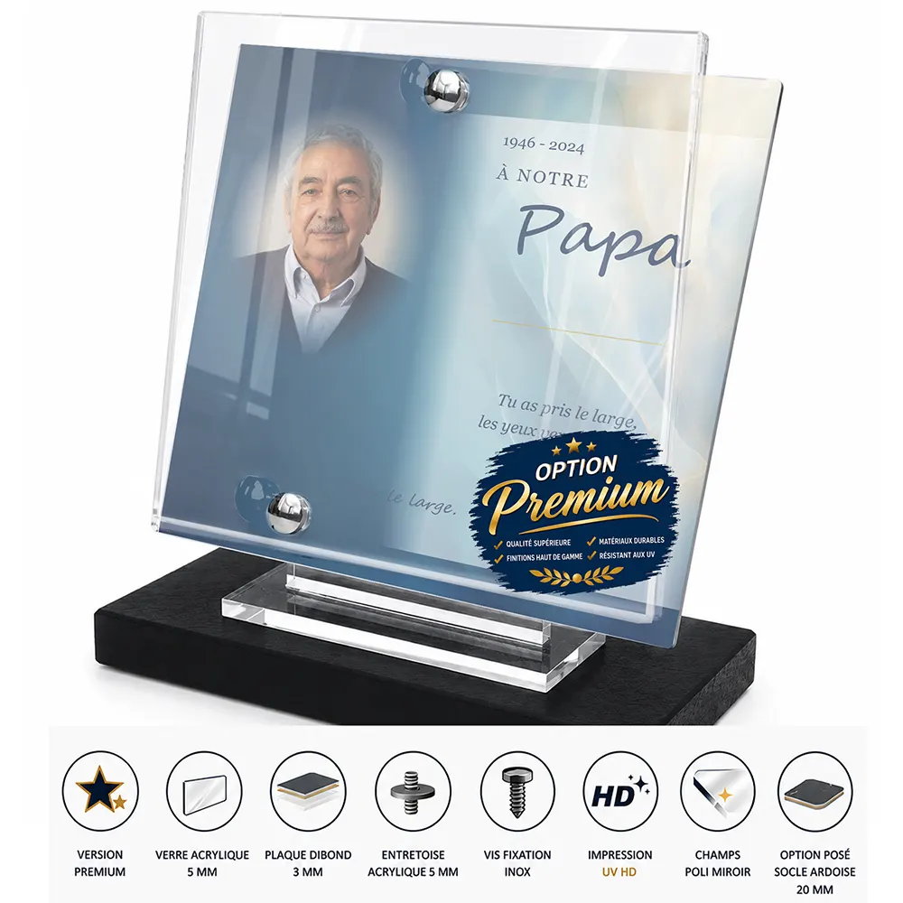 Plaque funéraire carré Mer finition premium présentée sur socle en ardoise