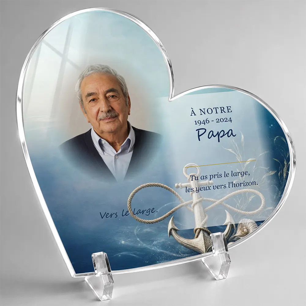 Plaque funéraire cœur Mer personnalisée — portrait, texte libre et fond au choix, présentée sur pied plexi