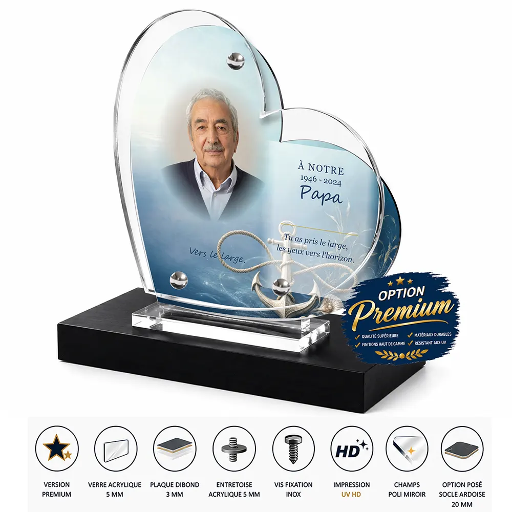 Plaque funéraire cœur Mer finition premium présentée sur socle en ardoise