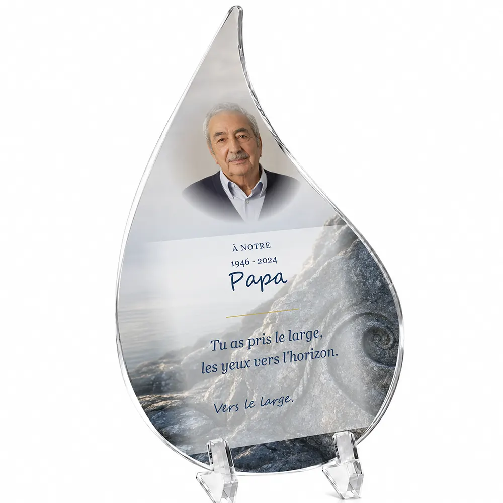 Plaque funéraire flamme Mer personnalisée — portrait, texte libre et fond au choix, présentée sur pied plexi