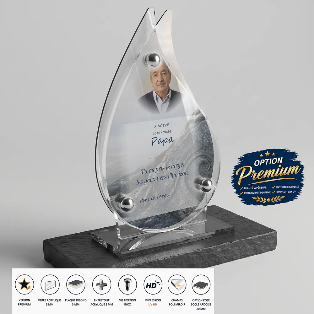 Plaque funéraire flamme Mer finition premium présentée sur socle en ardoise