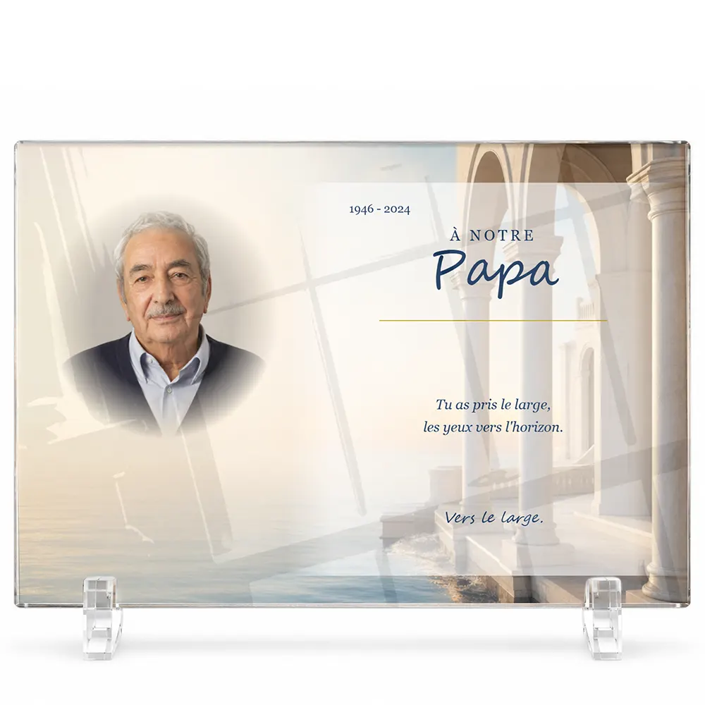Plaque funéraire panoramique Mer personnalisée — portrait, texte libre et fond au choix, présentée sur pied plexi