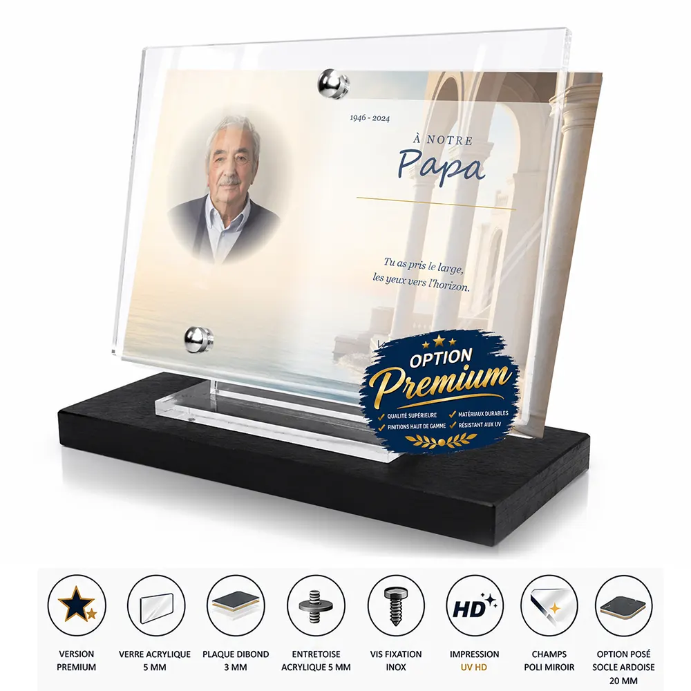 Plaque funéraire panoramique Mer finition premium présentée sur socle en ardoise