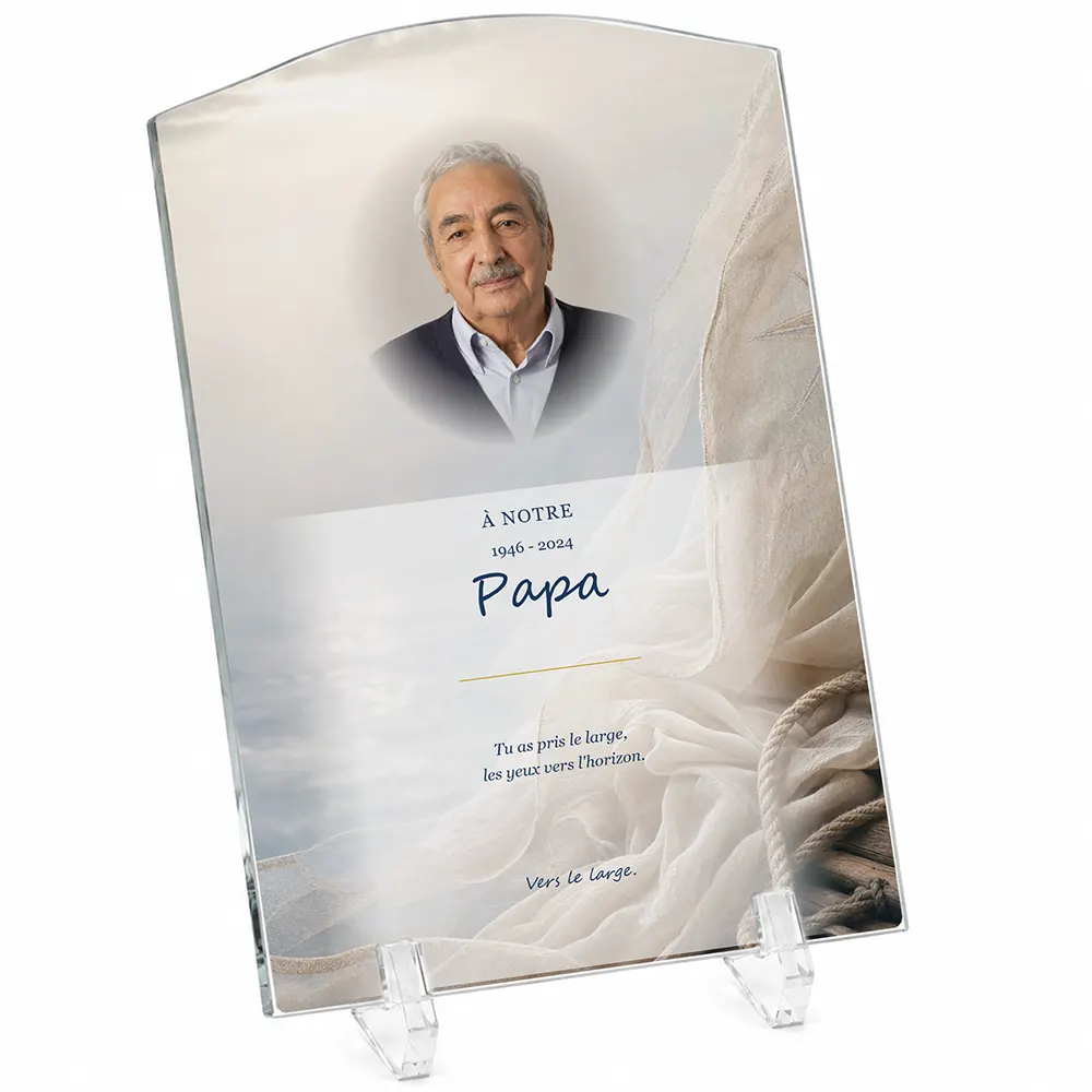 Plaque funéraire stèle Mer personnalisée — portrait, texte libre et fond au choix, présentée sur pied plexi