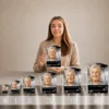 Gamme complète de plaques funéraires rectangles avec portrait de femme âgée, thème mer, finition argent, du format M au 4XL alignées côte à côte