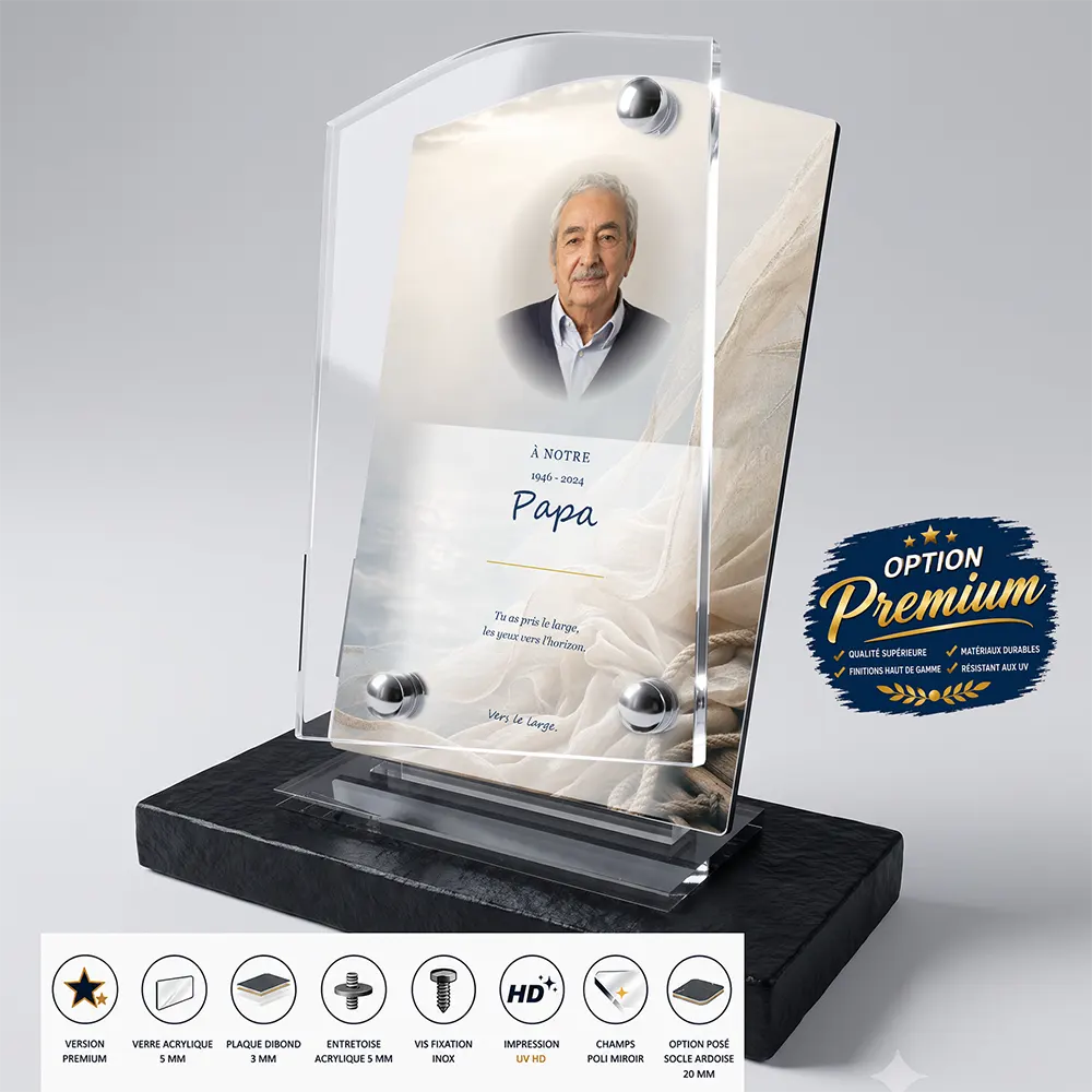 Plaque funéraire stèle Mer finition premium présentée sur socle en ardoise