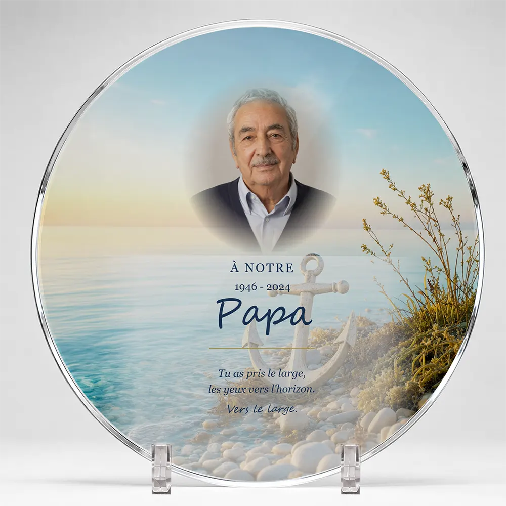 Plaque funéraire circulaire Mer personnalisée — portrait, texte libre et fond au choix, présentée sur pied plexi