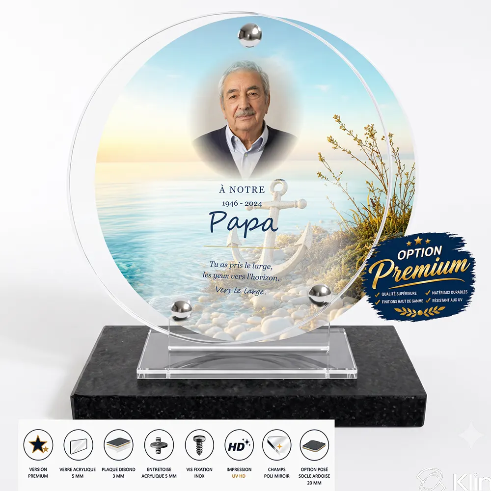Plaque funéraire circulaire Mer finition premium présentée sur socle en ardoise