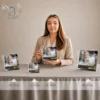 Gamme de plaques funéraires carrées en plexiglas avec finition or, présentées côte à côte en quatre tailles différentes, montrant un portrait photographique avec détails de campagne et lauriers, ambiance chaleureuse et apaisante