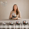 Gamme de plaques funéraires en forme de cœur avec finition or, présentées en quatre tailles croissantes, motif floral champêtre et portrait personnalisable