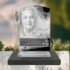 Plaque funéraire rectangle campagne posée sur socle ardoise du Brésil, fixation inox, 1er sous-décor