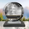 Plaque funéraire médaillon rond campagne posée sur socle ardoise du Brésil, fixation inox, 1er sous-décor