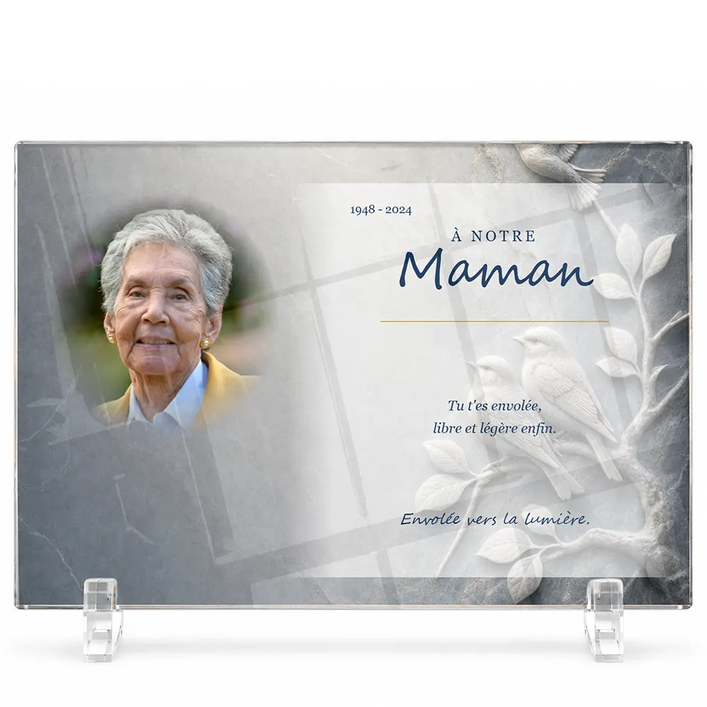 Plaque funéraire panoramique Oiseaux personnalisée — portrait, texte libre et fond au choix, présentée sur pied plexi