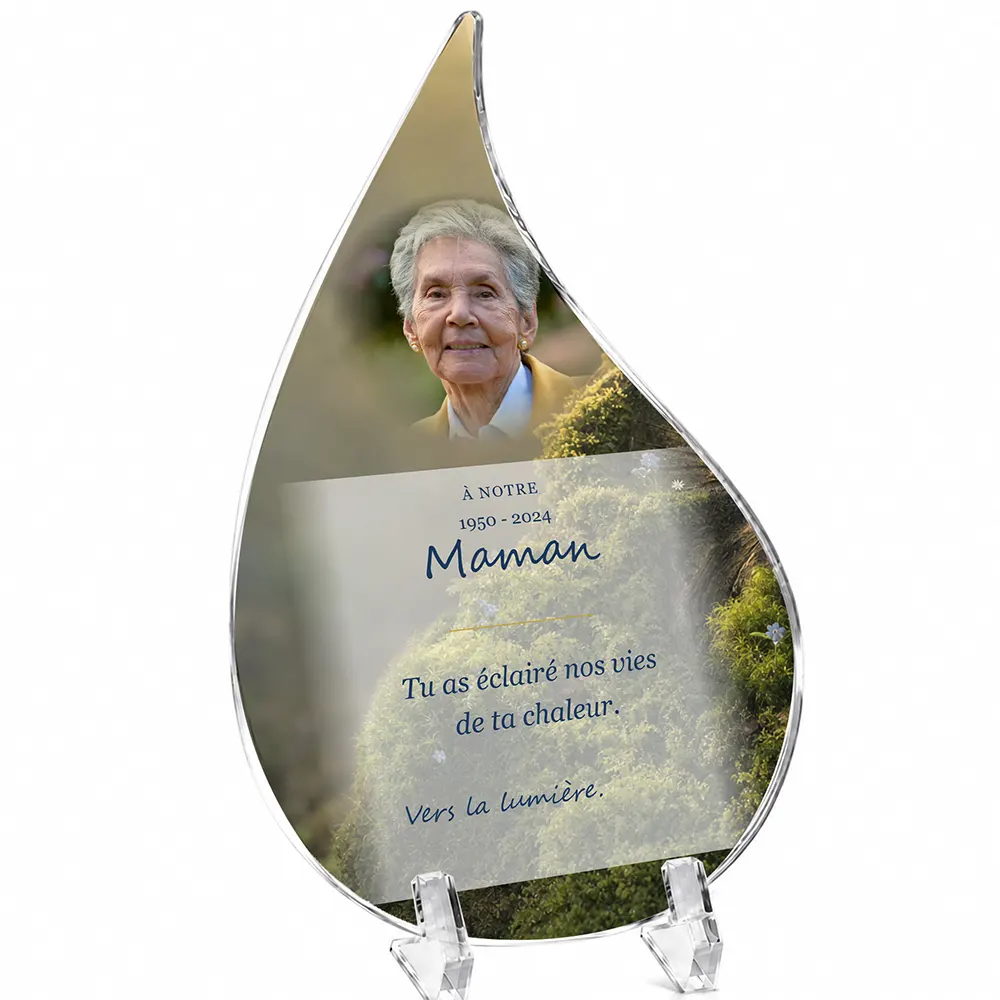 Plaque funéraire flamme Soleil personnalisée — portrait, texte libre et fond au choix, présentée sur pied plexi