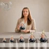 Gamme de plaques funéraires en forme de flamme avec portrait photo, finition argent brillant, présentées côte à côte du format L au 4XL, thème solaire et nature