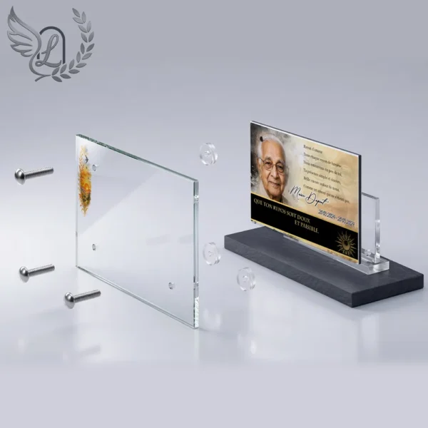 Plaque funéraire panoramique soleil en vue éclatée : assemblage 5 couches plexiglas, entretoises chromées, dibond aluminium, vis inox 316
