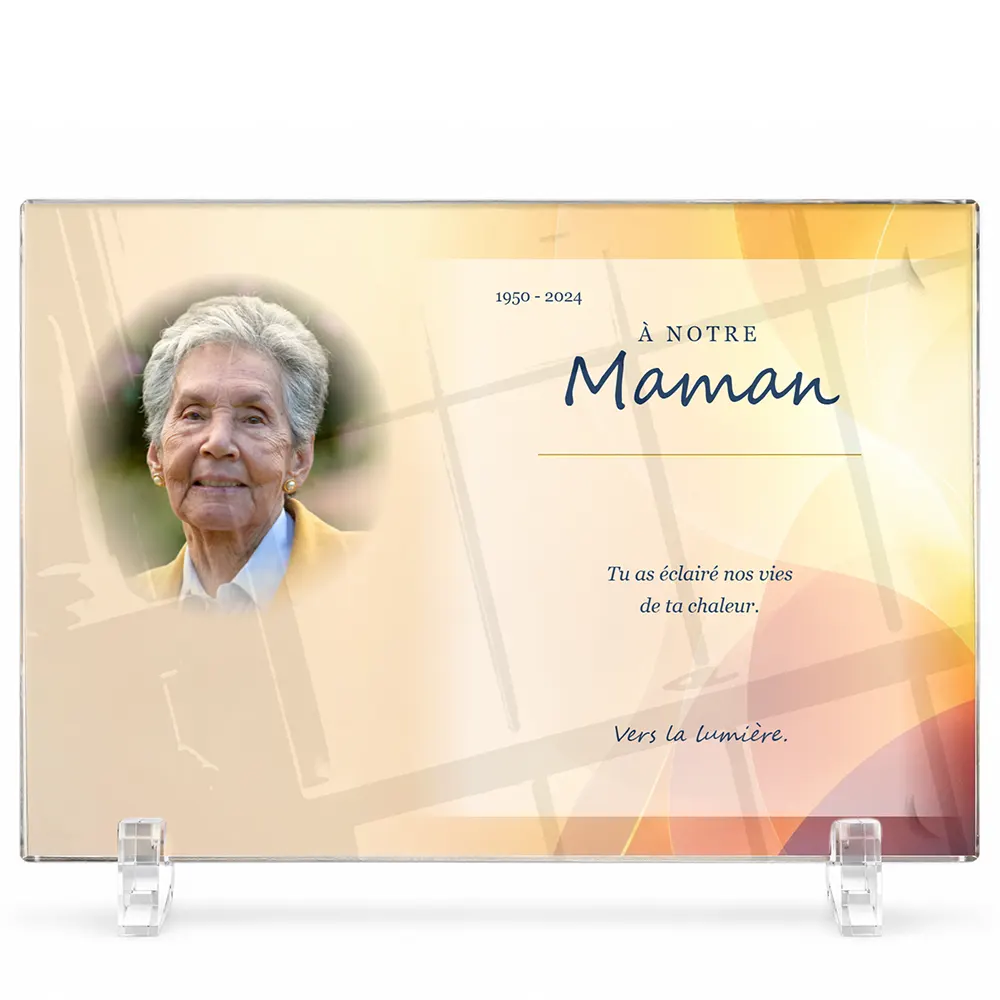 Plaque funéraire panoramique Soleil personnalisée — portrait, texte libre et fond au choix, présentée sur pied plexi