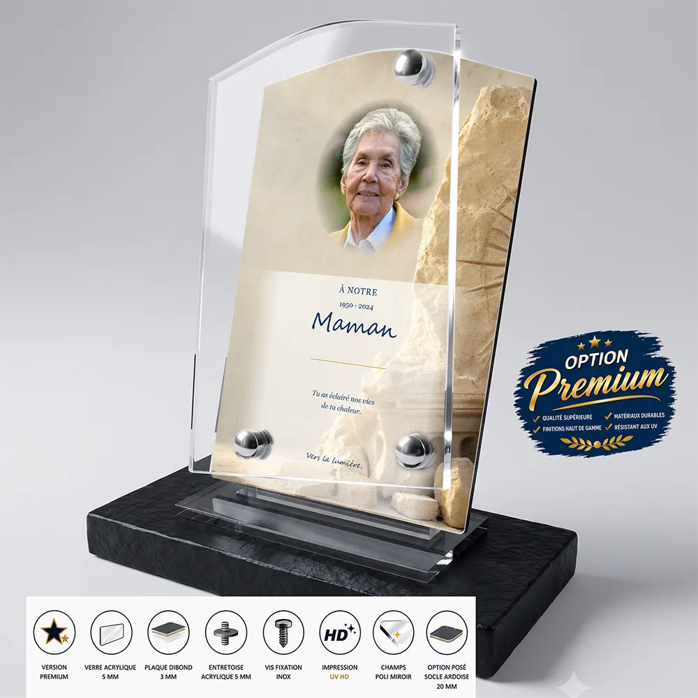 Plaque funéraire stèle Soleil finition premium présentée sur socle en ardoise