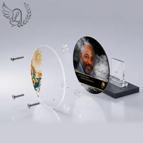 Plaque funéraire médaillon rond soleil en vue éclatée : assemblage 5 couches plexiglas, entretoises chromées, dibond aluminium, vis inox 316