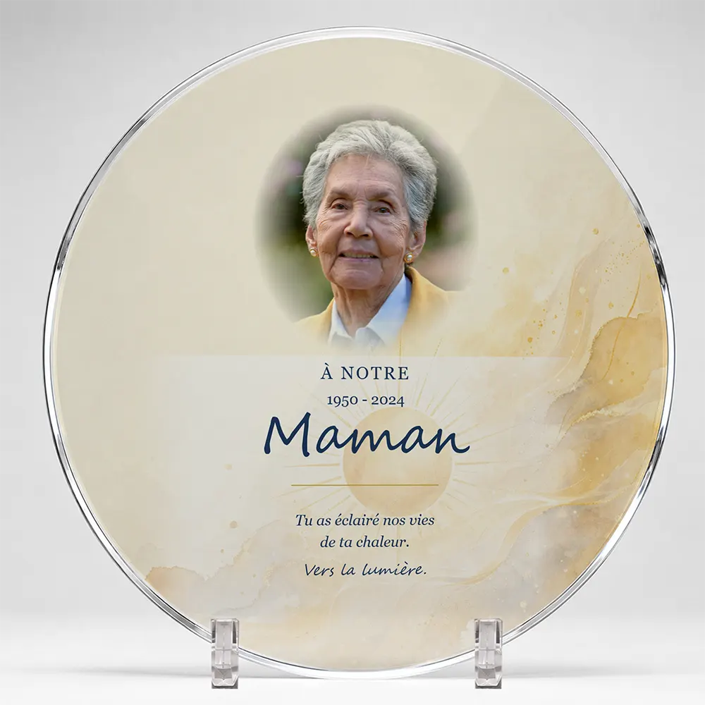 Plaque funéraire circulaire Soleil personnalisée — portrait, texte libre et fond au choix, présentée sur pied plexi