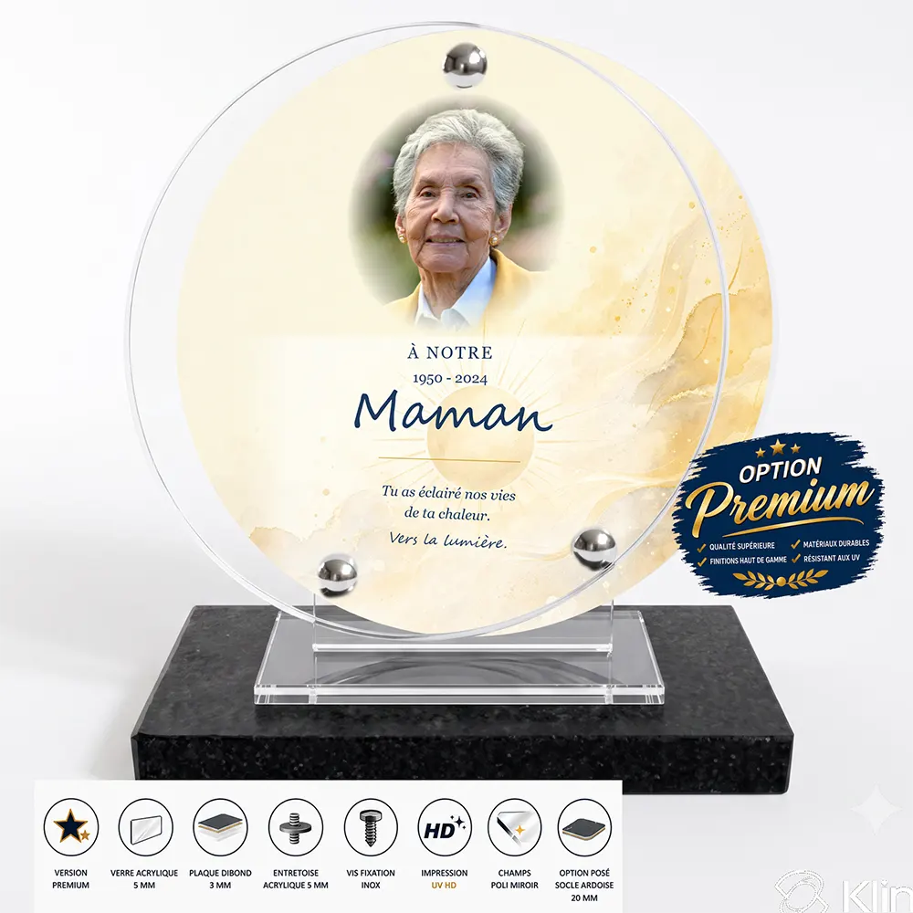 Plaque funéraire circulaire Soleil finition premium présentée sur socle en ardoise
