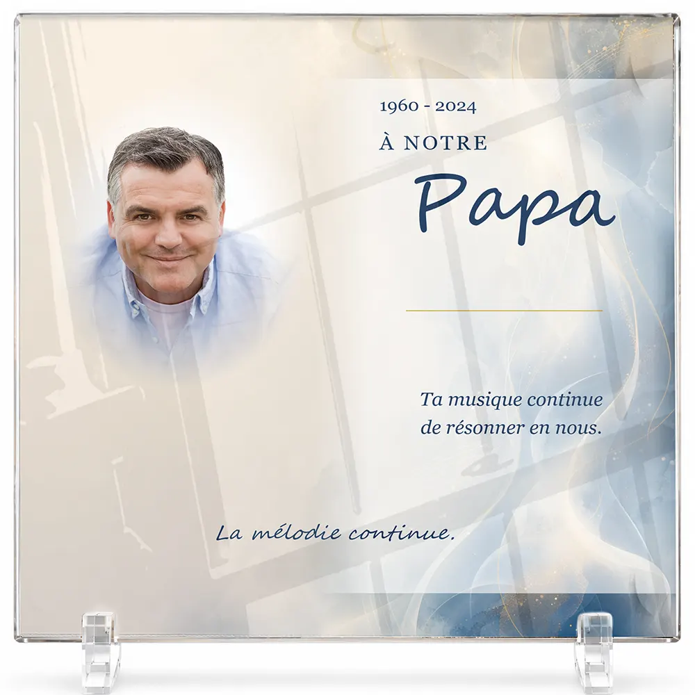 Plaque funéraire carré Musique personnalisée — portrait, texte libre et fond au choix, présentée sur pied plexi