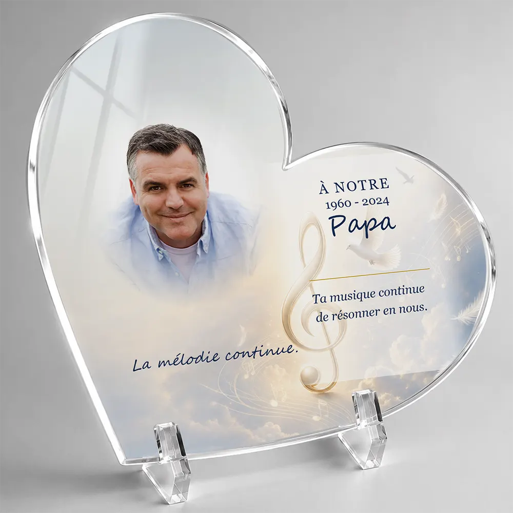 Plaque funéraire cœur Musique personnalisée — portrait, texte libre et fond au choix, présentée sur pied plexi
