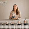 Gamme de plaques funéraires flamme en finition argent avec portrait, du format L au 4XL, présentées côte à côte, thème musical personnalisé