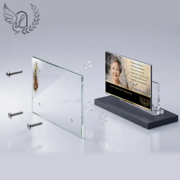 Plaque funéraire panoramique musique en vue éclatée : assemblage 5 couches plexiglas, entretoises chromées, dibond aluminium, vis inox 316