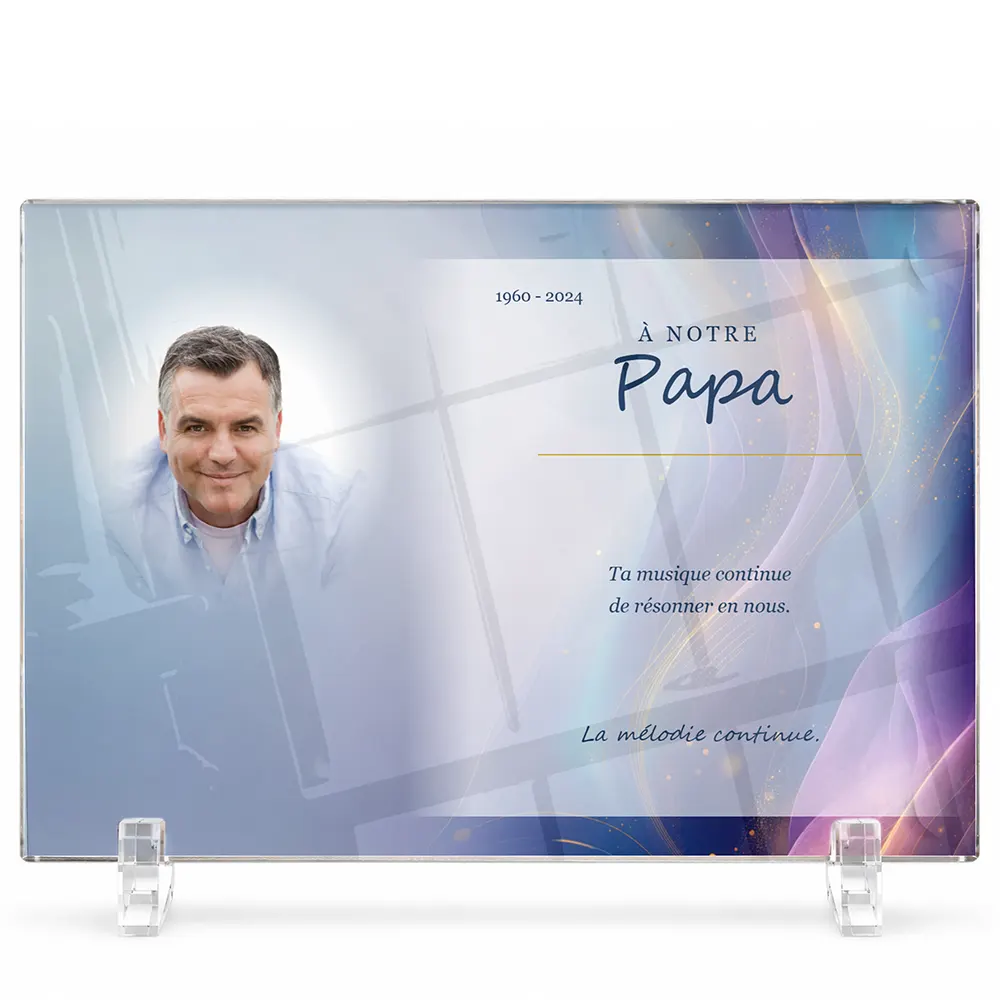Plaque funéraire panoramique Musique personnalisée — portrait, texte libre et fond au choix, présentée sur pied plexi