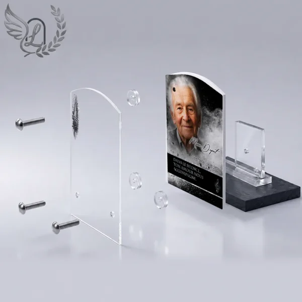 Plaque funéraire rectangle musique en vue éclatée : assemblage 5 couches plexiglas, entretoises chromées, dibond aluminium, vis inox 316