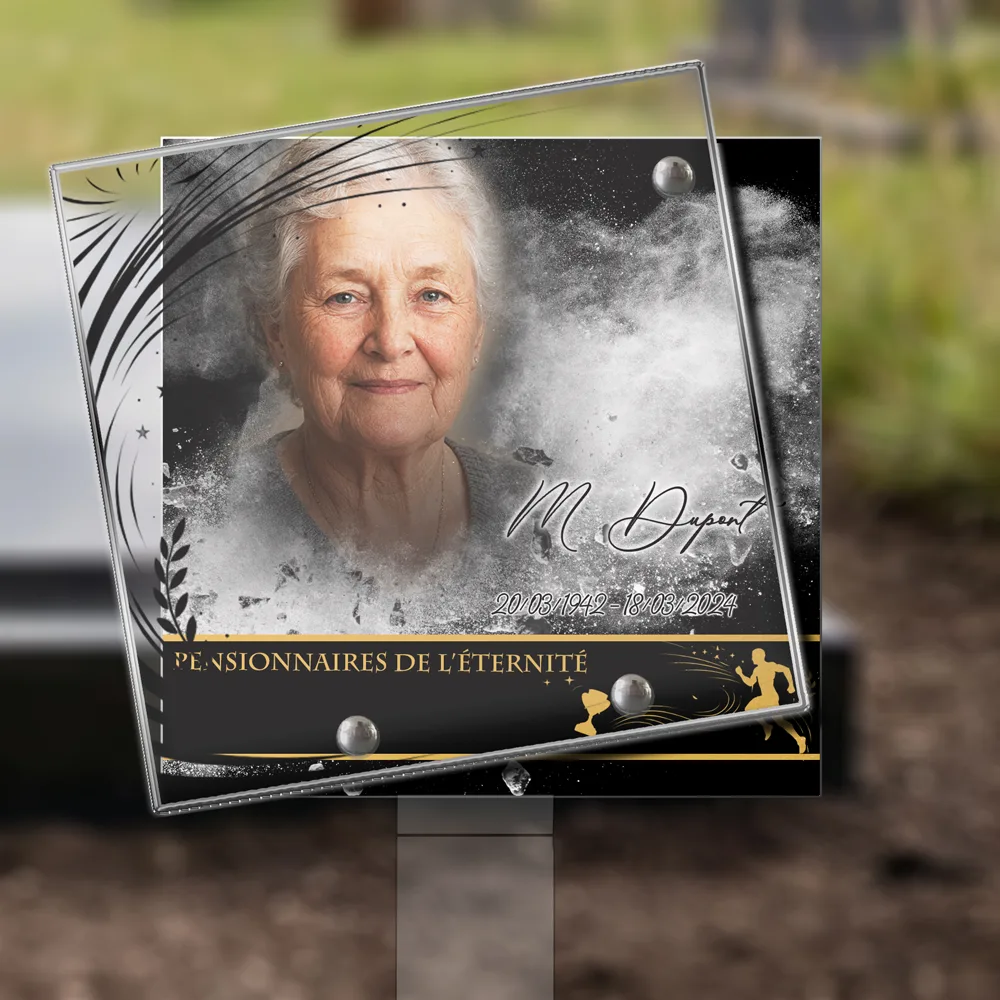 Plaque Carré Sport plantée dans la terre