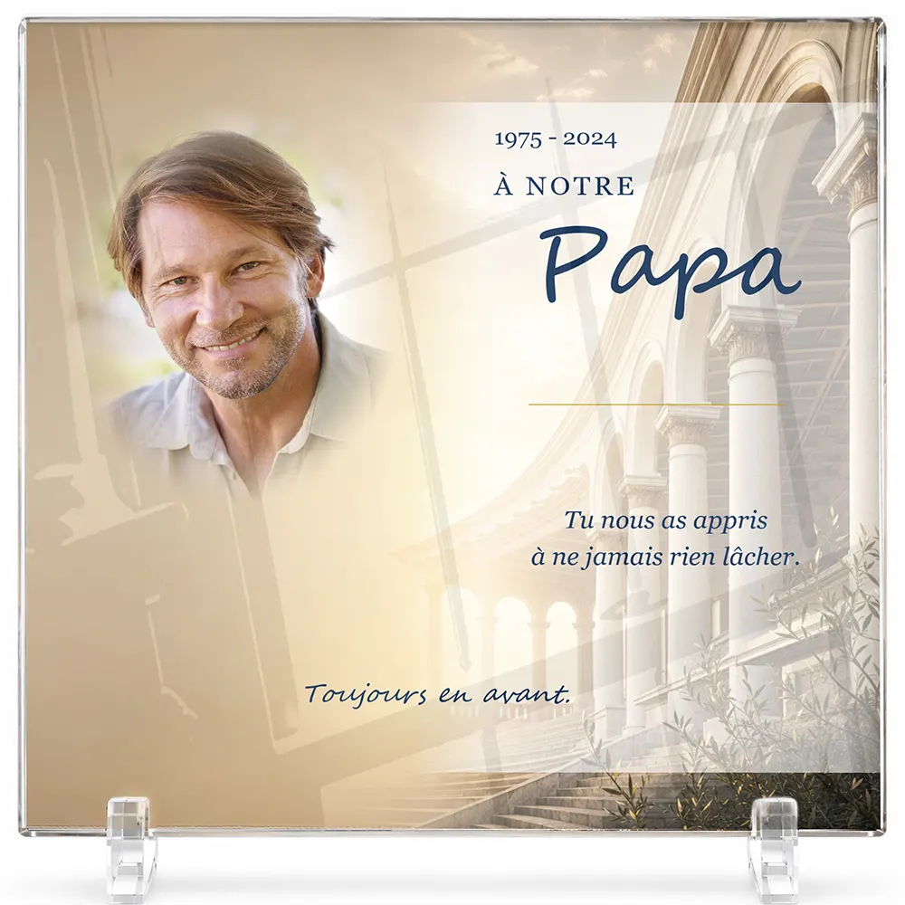 Plaque funéraire carré Sport personnalisée — portrait, texte libre et fond au choix, présentée sur pied plexi