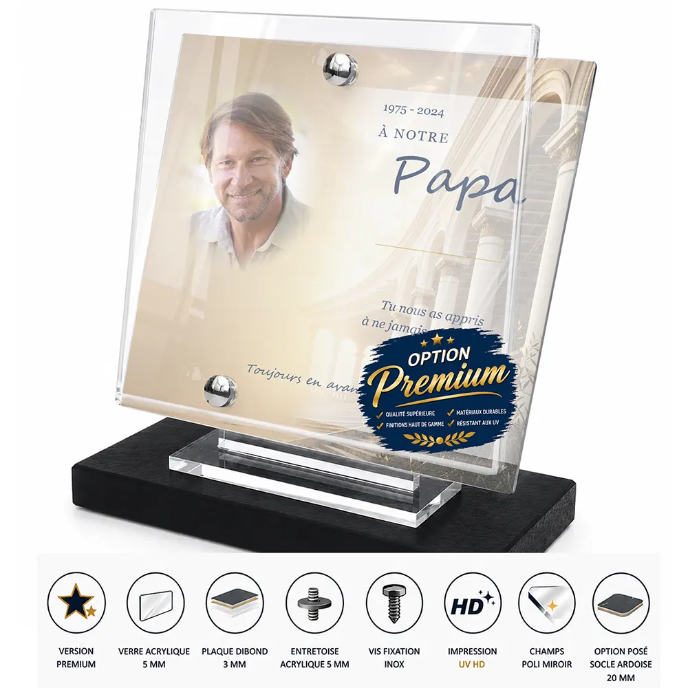 Plaque funéraire carré Sport finition premium présentée sur socle en ardoise