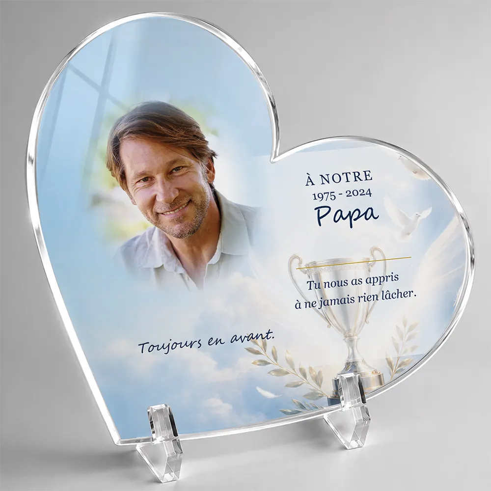 Plaque funéraire cœur Sport personnalisée — portrait, texte libre et fond au choix, présentée sur pied plexi