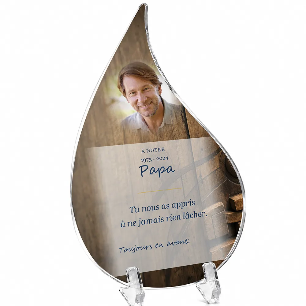Plaque funéraire flamme Sport personnalisée — portrait, texte libre et fond au choix, présentée sur pied plexi
