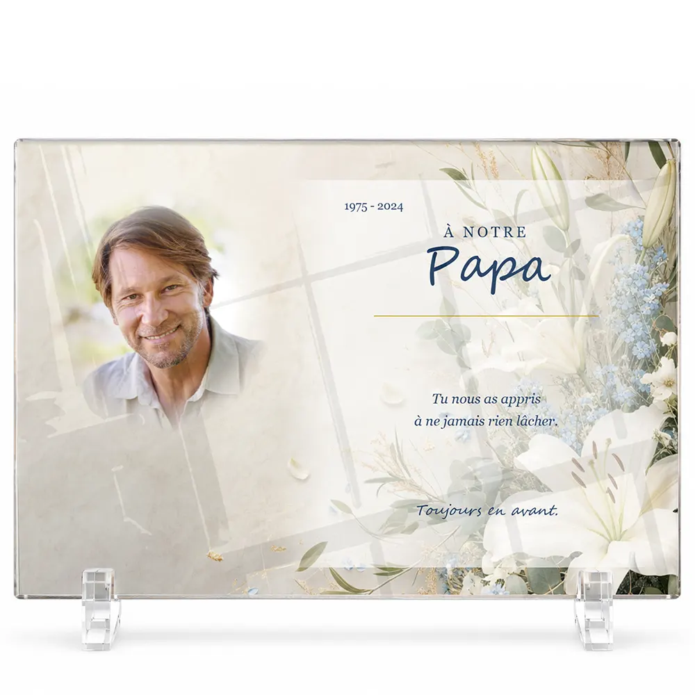 Plaque funéraire panoramique Sport personnalisée — portrait, texte libre et fond au choix, présentée sur pied plexi