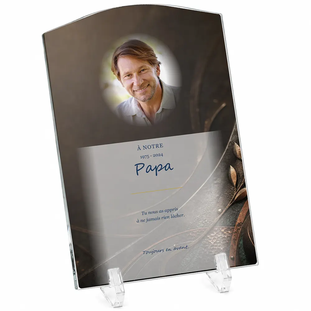 Plaque funéraire stèle Sport personnalisée — portrait, texte libre et fond au choix, présentée sur pied plexi