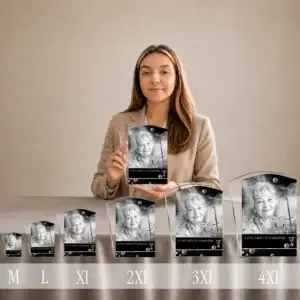Gamme de plaques funéraires rectangles en plexiglas argenté, du format M au 4XL, présentant portrait noir et blanc avec finition chrome brillant et inscription personnalisée.