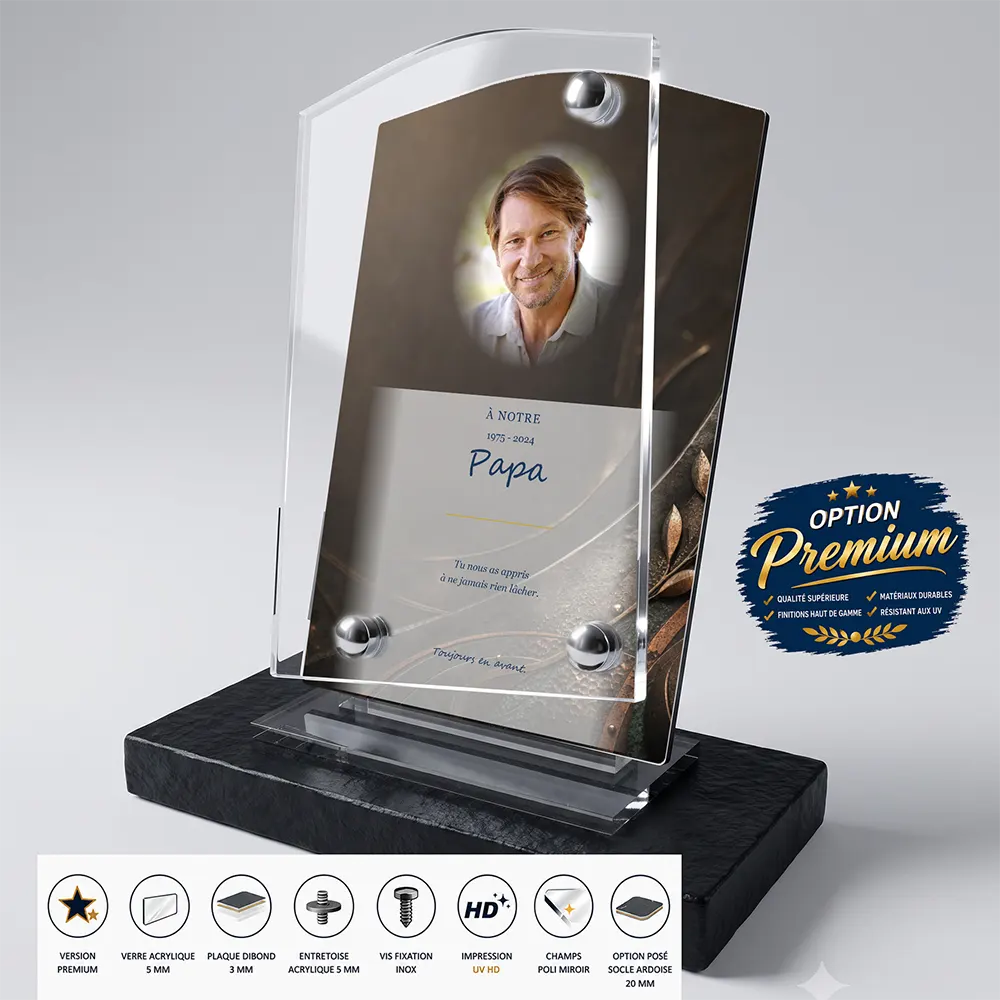 Plaque funéraire stèle Sport finition premium présentée sur socle en ardoise