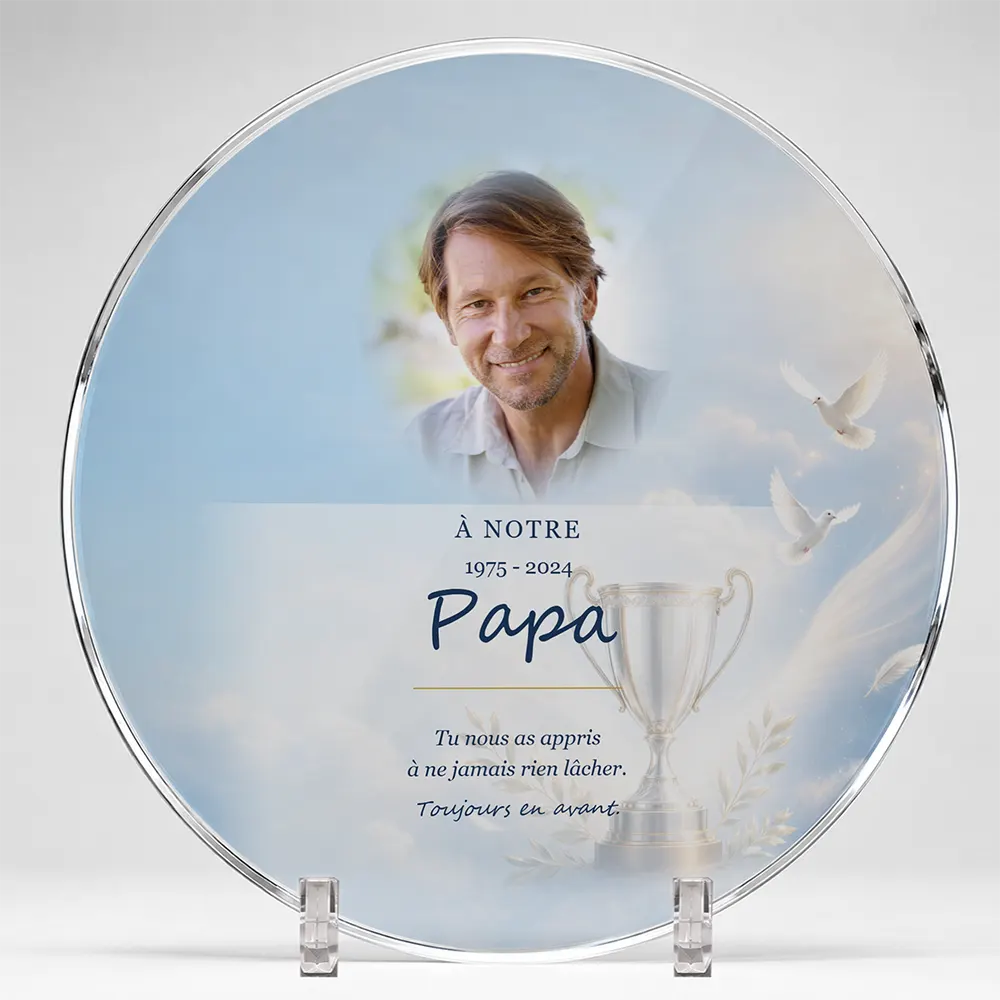 Plaque funéraire circulaire Sport personnalisée — portrait, texte libre et fond au choix, présentée sur pied plexi