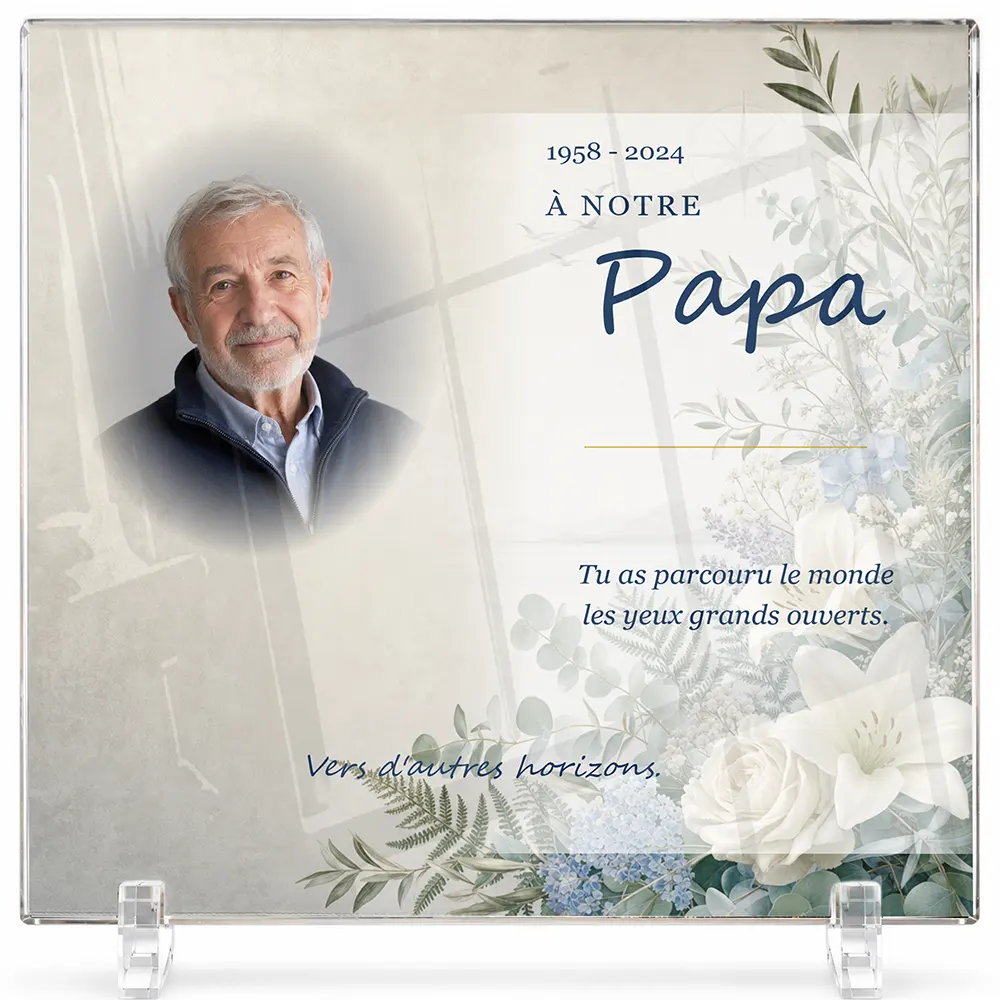 Plaque funéraire carré Voyage personnalisée — portrait, texte libre et fond au choix, présentée sur pied plexi