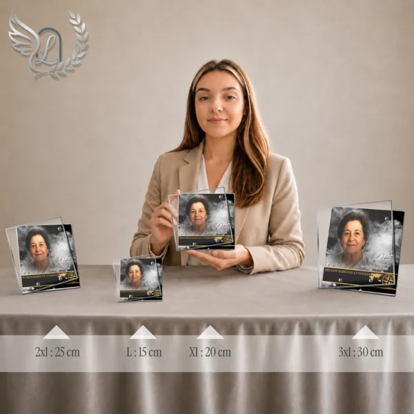 Ensemble de plaques funéraires carrées de différentes tailles avec portrait et finition or, présentées côte à côte, thème voyage et souvenirs