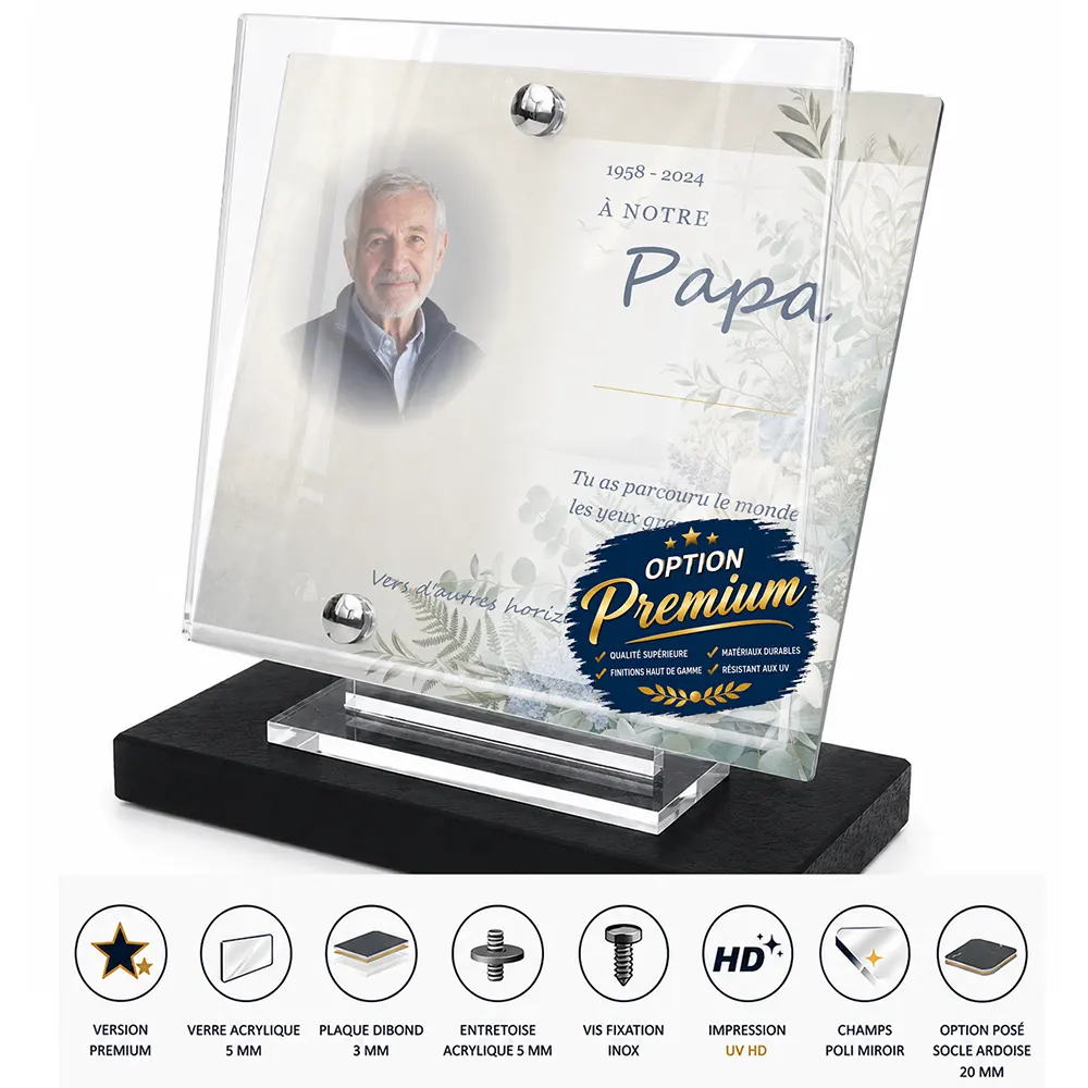 Plaque funéraire carré Voyage finition premium présentée sur socle en ardoise