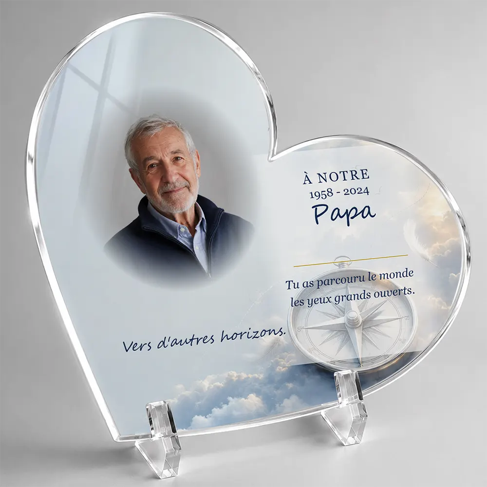 Plaque funéraire cœur Voyage personnalisée — portrait, texte libre et fond au choix, présentée sur pied plexi